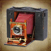 【KODAK(柯达)】No.4 4X5旁轴取景相机细节图， Kodak No.4 相机停产于1897年，其间进行了诸多的改进，可以发现其使用的专利期限延伸到了这个年底段。到停产时共生产了3750台。